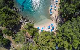 Die von Pinien umgebene Badebucht.