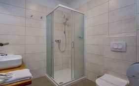 Badezimmer Juniorsuite/Familiensuite/Doppelzimmer Superior - Foto: Sandro Tariba