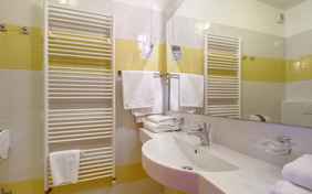 Badezimmer 4-Bett Zimmer - Foto: Sandro Tariba