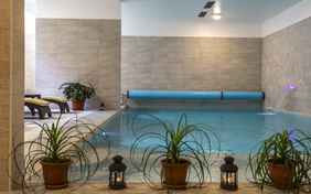 Toll für Frühjahr und Herbst: der beheizte Innenpool