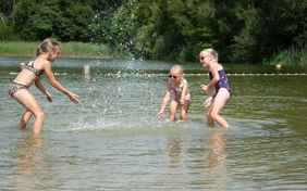 Der Badeteich der Anlage sorgt für Badespass