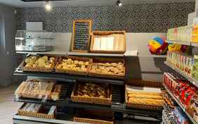 frische Brötchen im hauseigenen Kiosk 