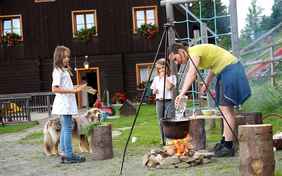 Familienzeit am Lagerfeuer darf auch nicht fehlen