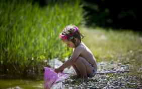 Auch ein Naturbadeteich befindet sich im Almdorf