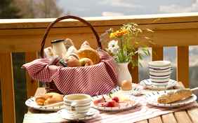 Starten Sie in den Tag mit einem reichhaltigen Bio-Frühstückskorb