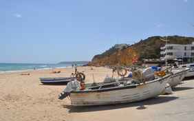 Strand im Ort Salema