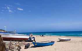 Strand im Ort Salema