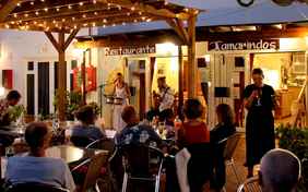 Laue musikalische Abende am Pool