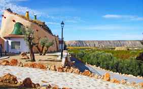 Umgeben von Pfirsichplantagen liegen die Höhlenwohnungen der Cuevas la Granja