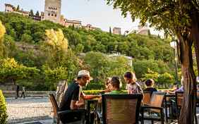 Tapas zu Füßen der Alhambra - Foto: Bethel Fath