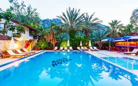 Ein beliebter Treffpunkt ist der Pool (11 x 7,5 m) mit separatem Kinderbecken (4 x 4 m)