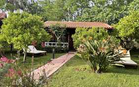 Die Garten-Lodge - hier gibt es gemütliche Schattenplätze und viel Platz zum Spielen.