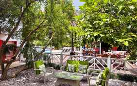 Schattiges Plätzchen am Pool