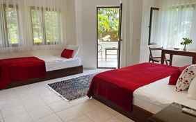 Verschiedene Zimmertypen im Haus und Bungalows im Garten stehen für die Gäste bereit.