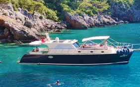 Das Boot des Aida-Hotels - eine Tour entlang der Küste mit Badepausen ist ein unvergessliches Erlebnis!