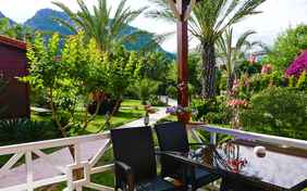 Blick ins Grüne - die Terrasse des Suite Bungalow