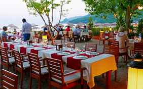 Das Strandrestaurant des Aida-Hotels ist besonders am Abend wunderschön.