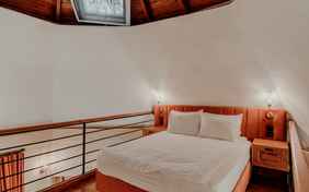 Eine Holztreppe führt hinauf zum Doppelbett, im Wohnbereich (unten) steht ein Schlafsofa bereit.