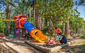 Treffpunkt für die Kleinsten ist der Spielplatz im Garten