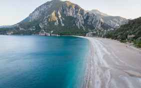 Der traumhafte 3 km lange Strand liegt nur 200 m entfernt