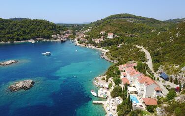 Luftaufnahme von der Landschaft und dem Hotel Bozica