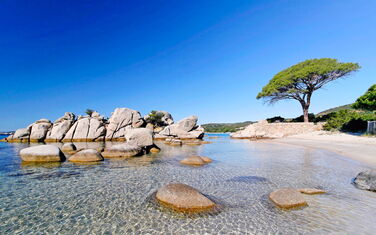 Wunderschöne kleine Strandbucht mit Felsen im Wasser
