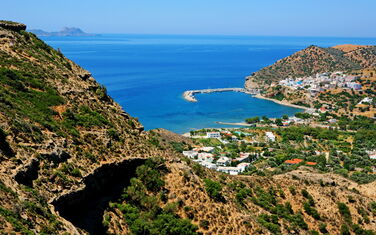 Luftaufnahme von der Berglandschaft Irinie Mare Hotel