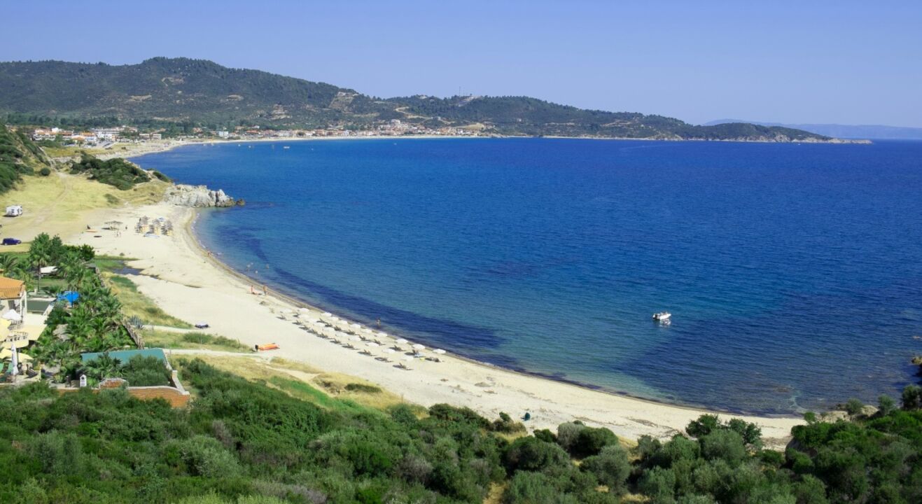 Luftaufnahme von schönem großen Strand mit Meeresblick