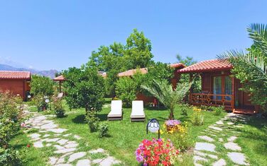 Garten mit Liegen im Aida Hotel in Cirali