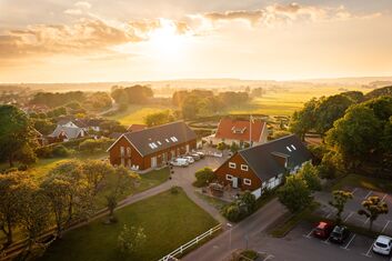 Luftaufnahme mit wunderschönem Sonnenuntergang in Schweden
