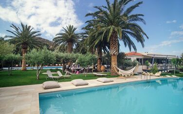 Das familienfreundliche Hotel Irini Mare auf Kreta verfügt über drei Pools unter Palmen und bietet in den Herbstferien eine vamos Kinderbetreuung sowie einen Breakdance-Workshop für Jugendliche an.