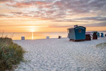 Wundervoller Sonnenuntergang an einem schönen Strand mit Meeresblick