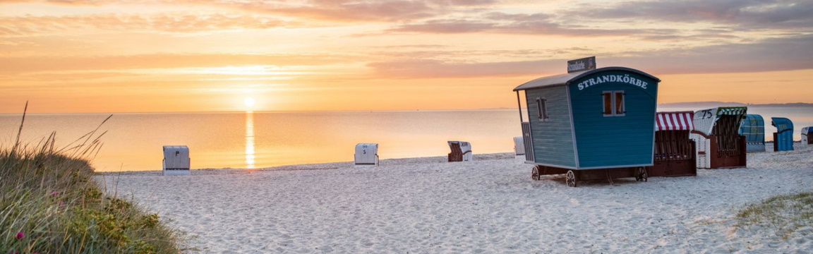 Wundervoller Sonnenuntergang an einem schönen Strand mit Meeresblick