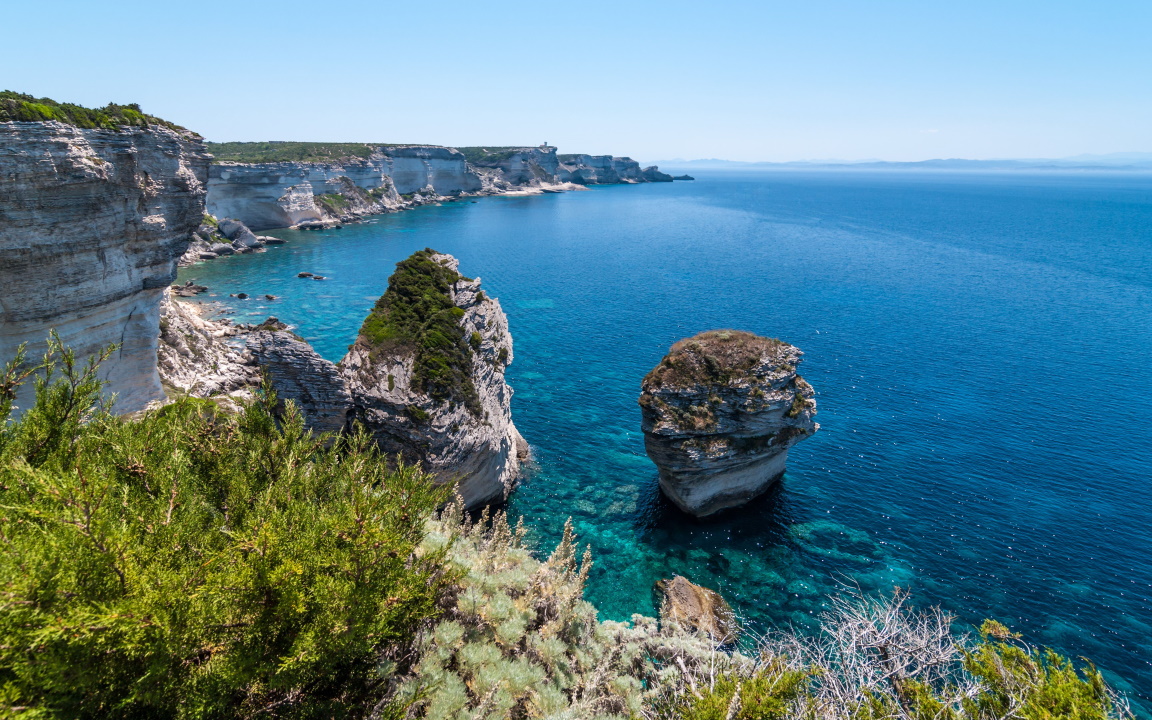 Wunderschöner Meerblick mit Berglandschaft