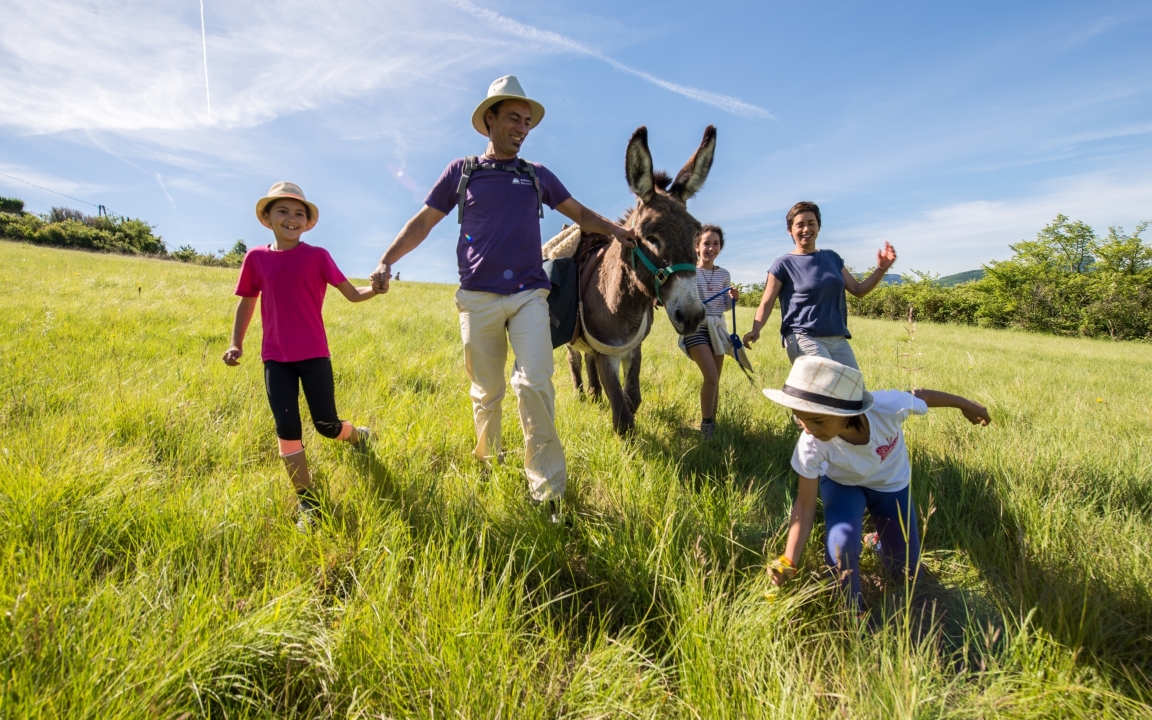 Aktivurlaub mit Kindern und einem Esel