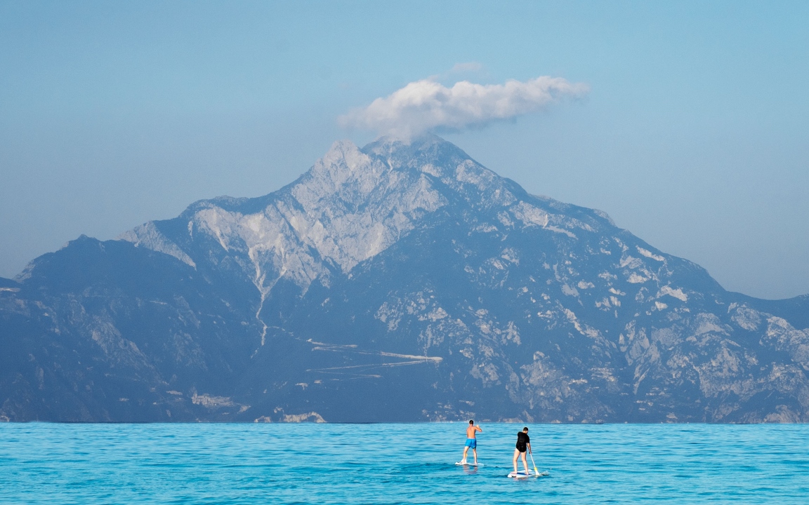 Meeresblick mit einer Insellandschaft im Hintergrund