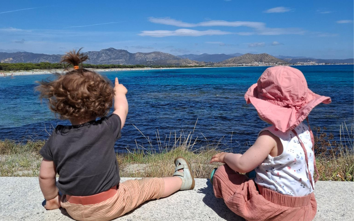 kleiner Junge und kleines Mädchen schauen auf das große Meer