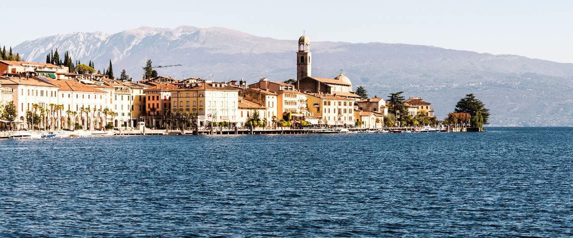 Blick auf die Stadt Salò am Gardasee