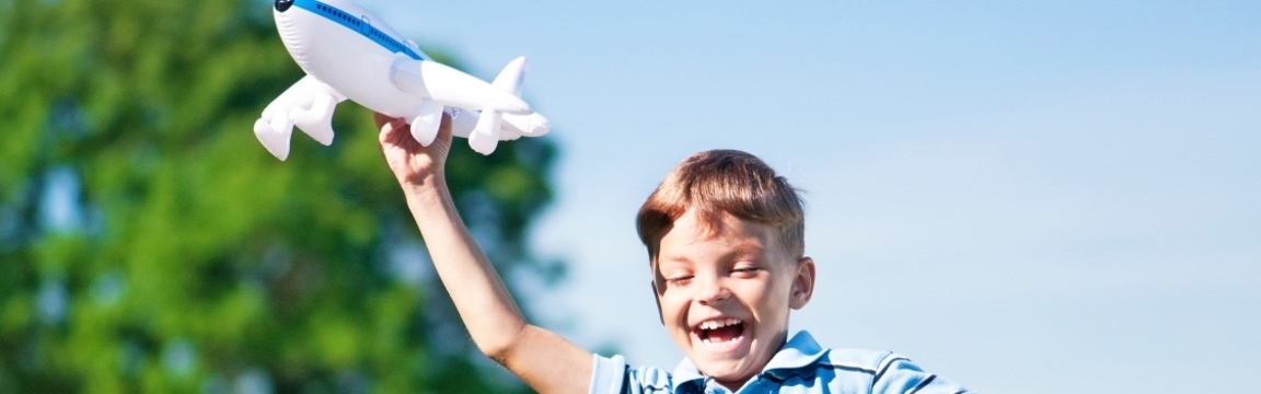 junge spielt mit einem aufblasbarem Flugzeug 