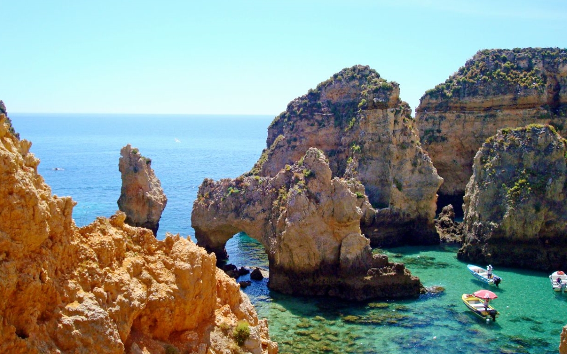 Buchtblick mit klarem Meer