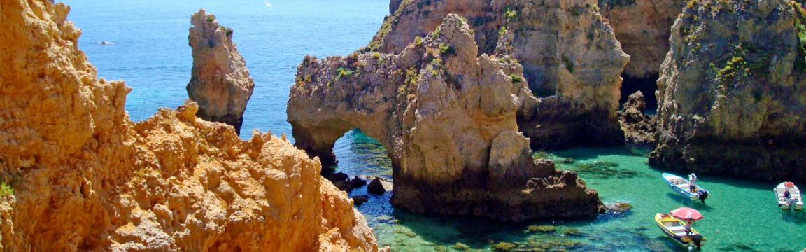 Buchtblick mit klarem Meer