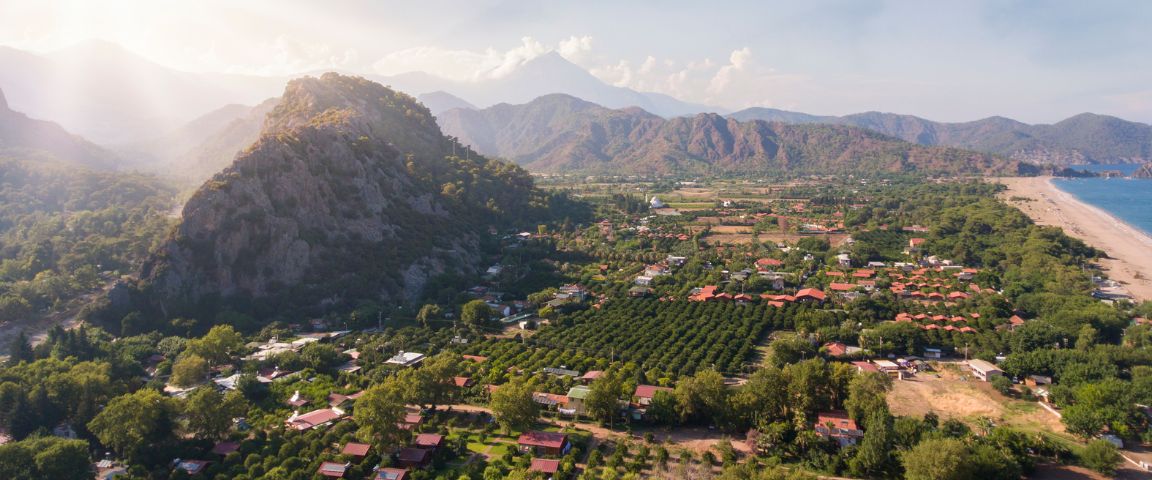 Berge und Meer in Cirali in der Türkei
